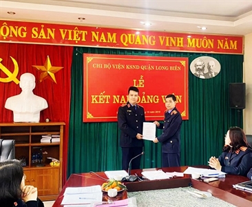 Lễ kết nạp Đảng viên mới tại Viện KSND quận Long Biên Tháng 12/2019